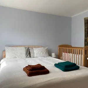 Morden Flat Close To Dlr Station With Free Parking , London United Kingdom